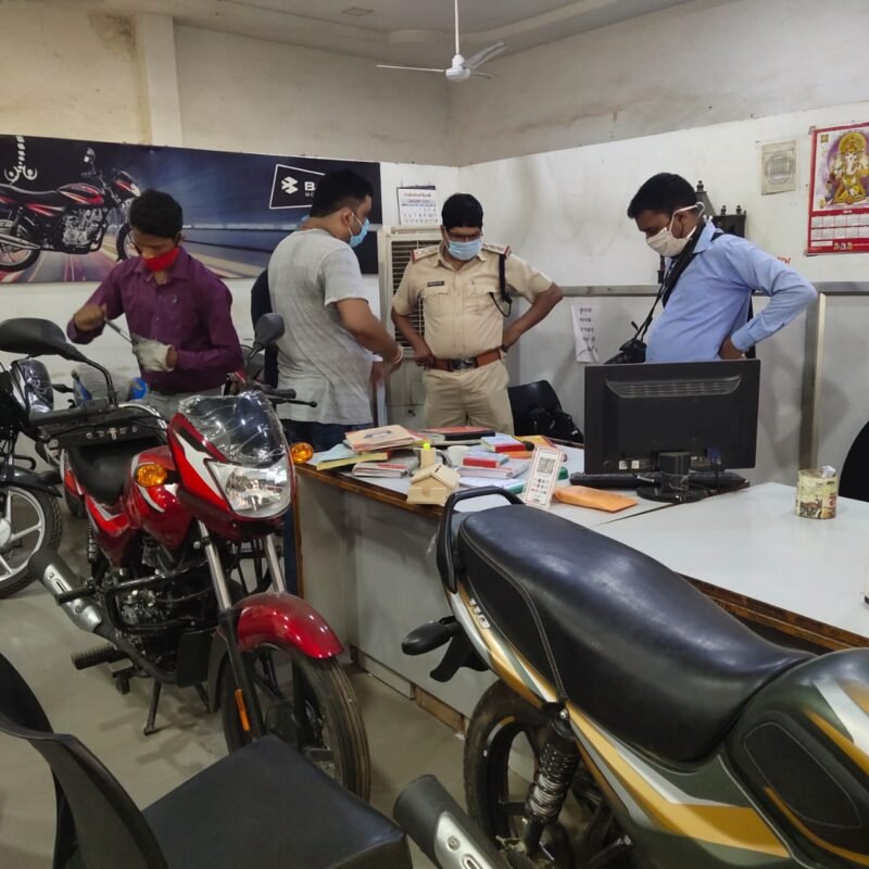 रीवा : अज्ञात चोरों ने उपल एजेंसी बजाज शोरूम में बोला धावा ₹100000 रु से अधिक नगदी की पार