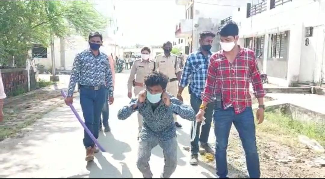 उज्जैन : ऑटो में आग लगाने वाले और चाकू बाजी करने वाले का निकाला जुलूस