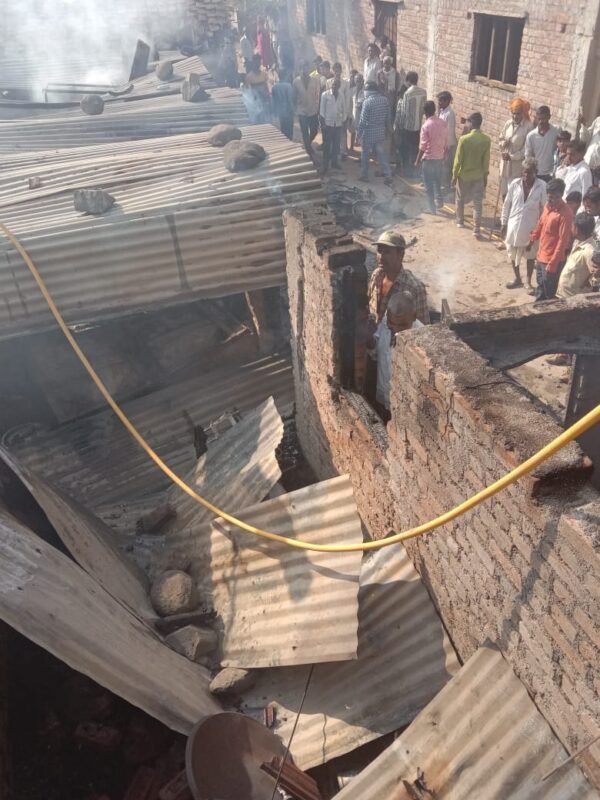 उज्जैन : महिदपुर के पाडल्या गांव में गैस की टंकी फटने से ग्रामीण का घर जलकर हुआ खाक