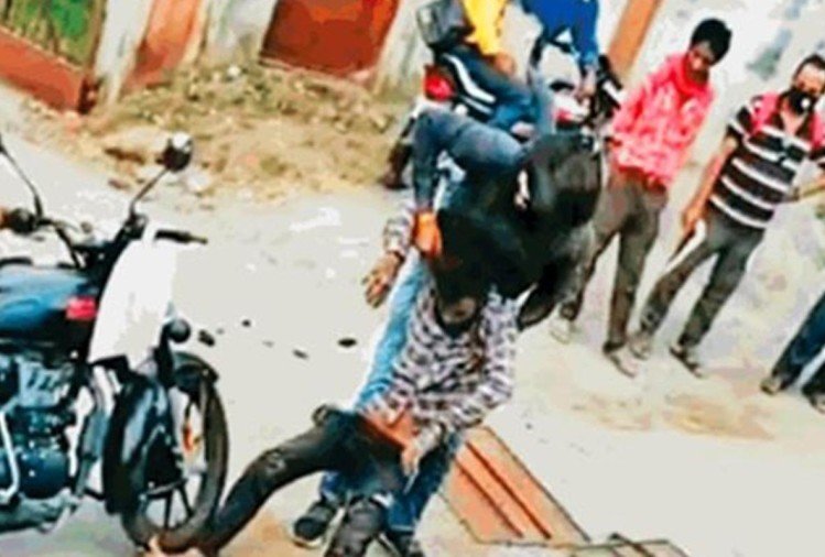 जबलपुर : आटोरिक्शा चालक को सरेआम पिटते रहे युवक, पुलिस ने दबाव के बाद की कार्यवाही