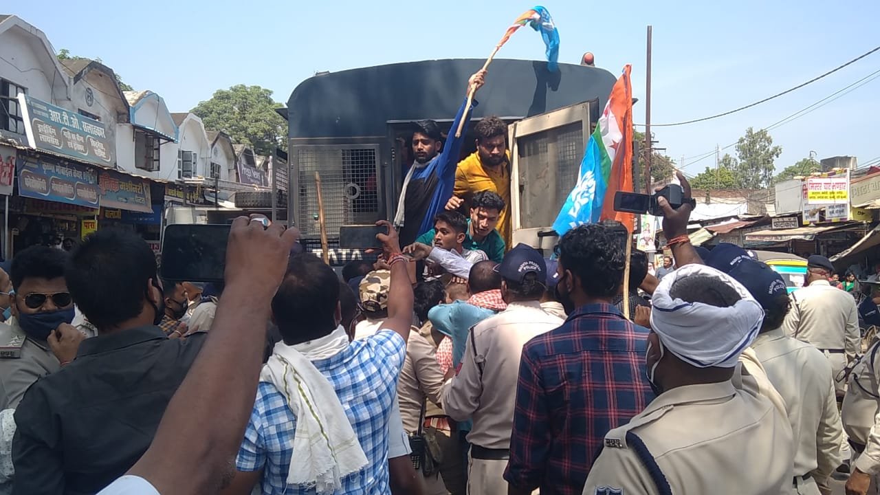 कटनी : एन एस यू आई ने किया जिला अस्पताल के बाहर सिटी स्कैन को लेकर प्रदर्शन