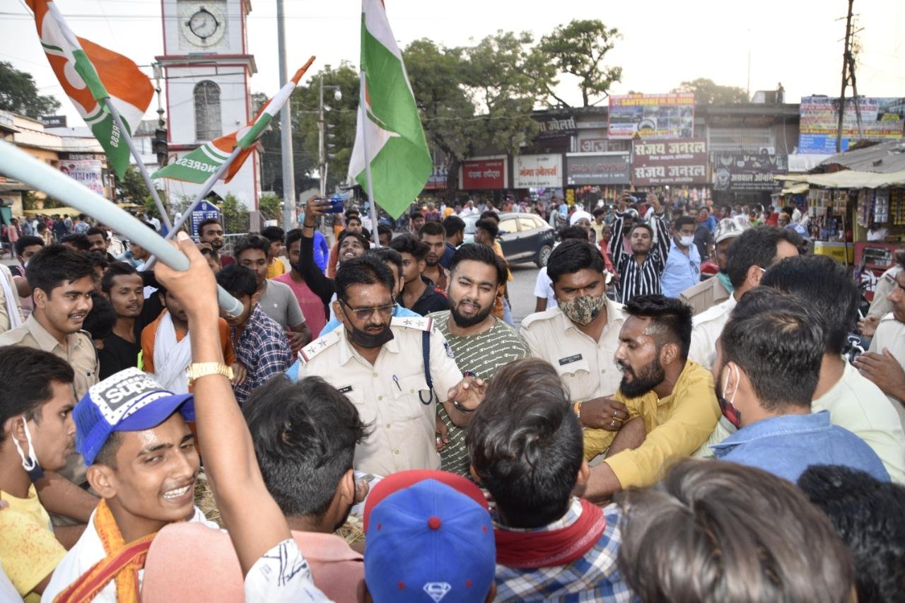 सतना : मैहर युथ कांग्रेस कार्यकर्ताओं ने पैदल मार्च निकाल कर की यूपी हाथरस में हुई घटना की निदा