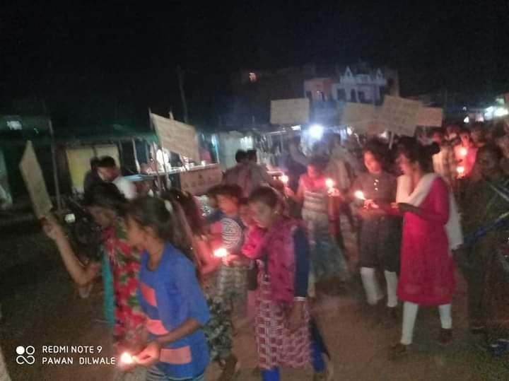 रतलाम : बरखेड़ा कला में भीम आर्मी द्वारा निकाला गया केंडल मार्च