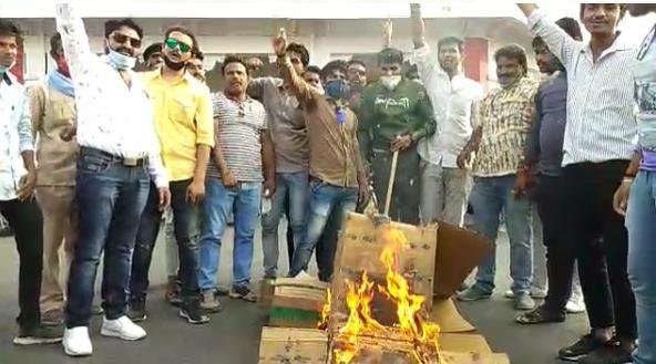 उज्जैन : राजपूत समाज के खिलाफ की गई टिपण्णी के विरोध में टावरचौक पर करणी सेना ने मंत्री मोहन यादव का फूंका पुतला