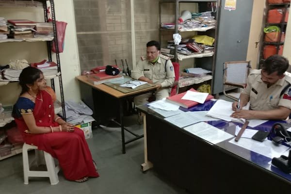 उज्जैन : पति द्वारा प्रताड़ित महिला शिकायत लेकर थाने तो दरोगा साहब कहानी सुनने बैठ गये