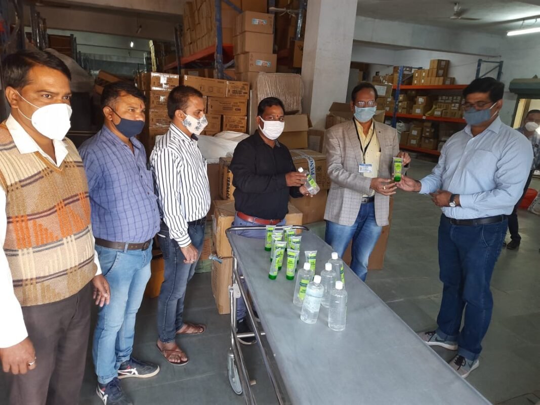 देवास : स्वास्थ्य कर्मियों को कोरोना से बचाव हेतु भेंट किए सेनेटाइजर