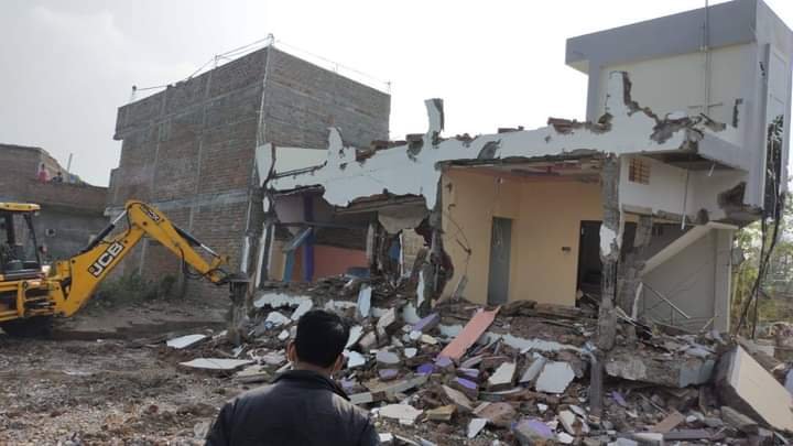 उज्जैन : शराब माफिया के दो अवैध मकानों पर चले हथोड़े