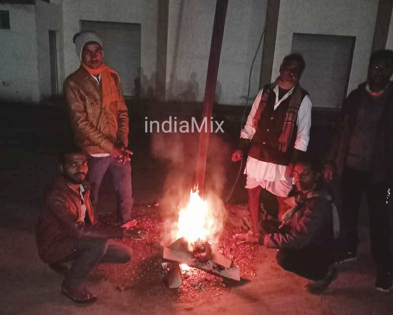 रतलाम : इंडियामिक्स न्यूज़ की ख़बर का असर- मंडी में जले अलाव, किसान हुए ख़ुश