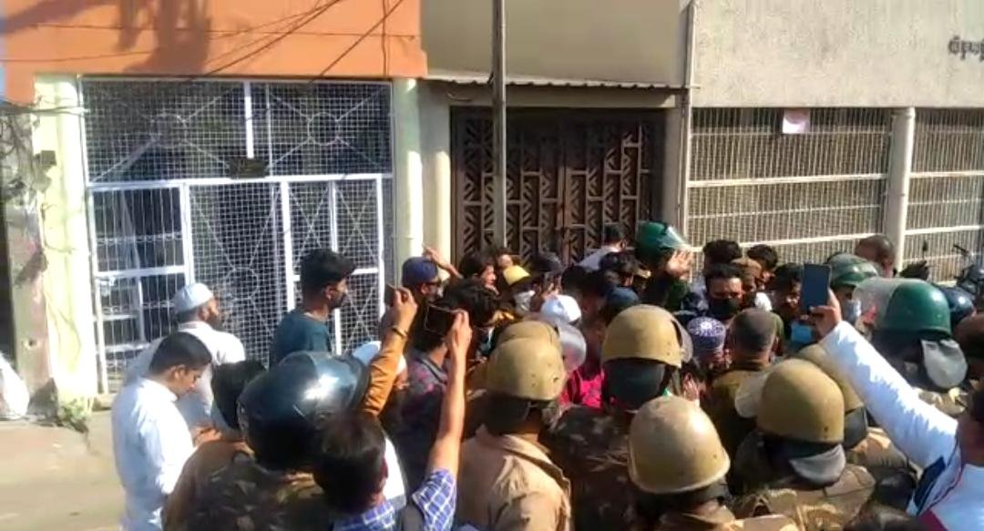 उज्जैन : पुलिस ने बड़ी कार्यवाही करते हुए पत्थर बाजो के मकान किये जमीदोज