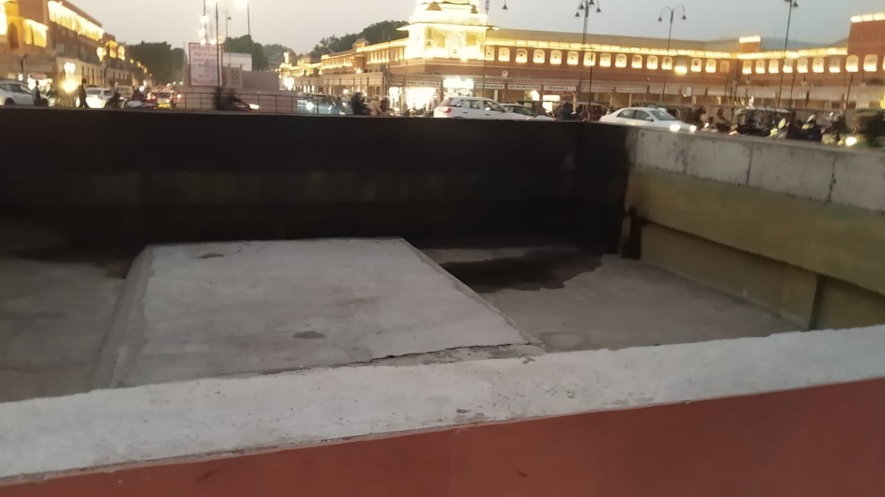 जयपुर में आग : बड़ी चौपड़ पर मेट्रो स्टेशन के पास लगी आग कचरे से लगी चिंगारी से उठी तेज लपटों से मचा हड़कंप