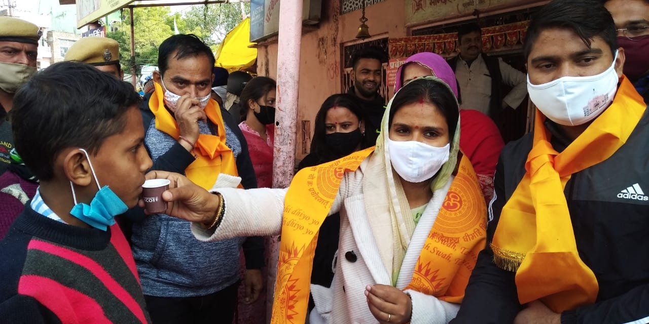 राजस्थान : जयपुर में कोरोना अभियान के तहत मास्क एवं काढ़ा वितरण किया गया