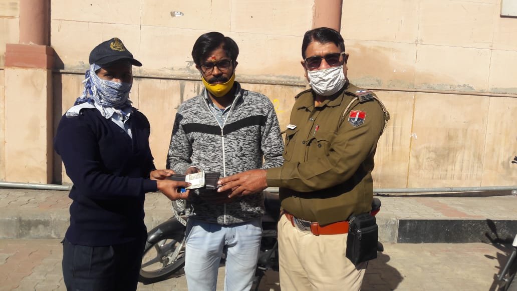 जयपुर : यातायात पुलिसकर्मियों ने दिया कर्तव्यनिष्ठा एवं ईमानदारी का परिचय