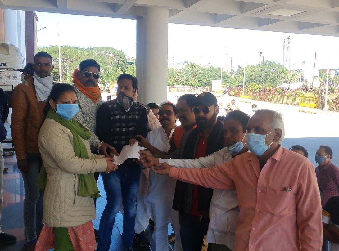 रतलाम : गुर्जर समाज का ज्ञापन, भूमि की अवैध ख़रीद-फ़रोख़्त पर लगे अंकुश