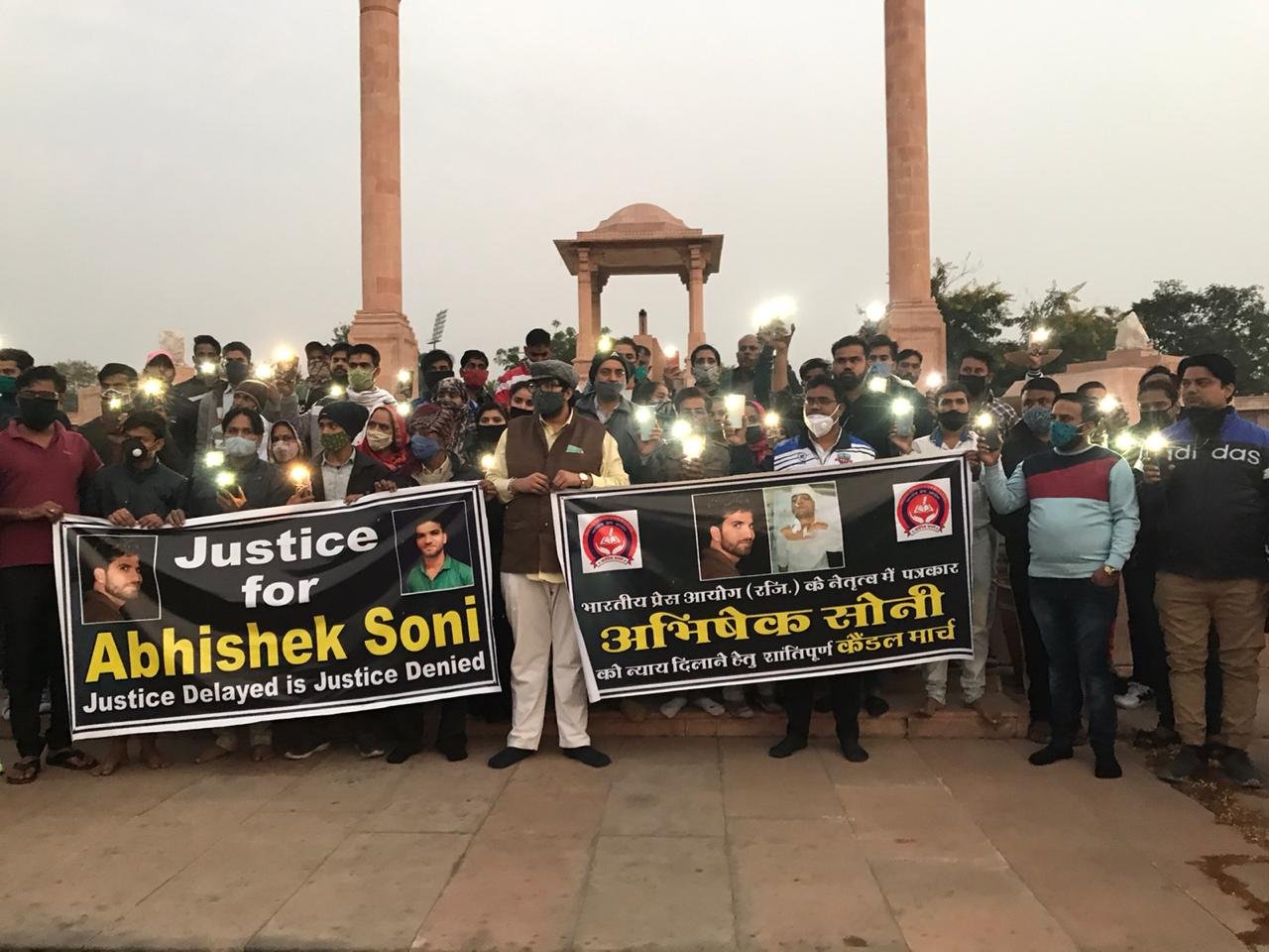 जयपुर : पत्रकार अभिषेक सोनी की हत्या के विरोध और पत्रकार सुरक्षा गारंटी की मांग को लेकर भारतीय प्रेस आयोग का विशाल कैंडल मार्च