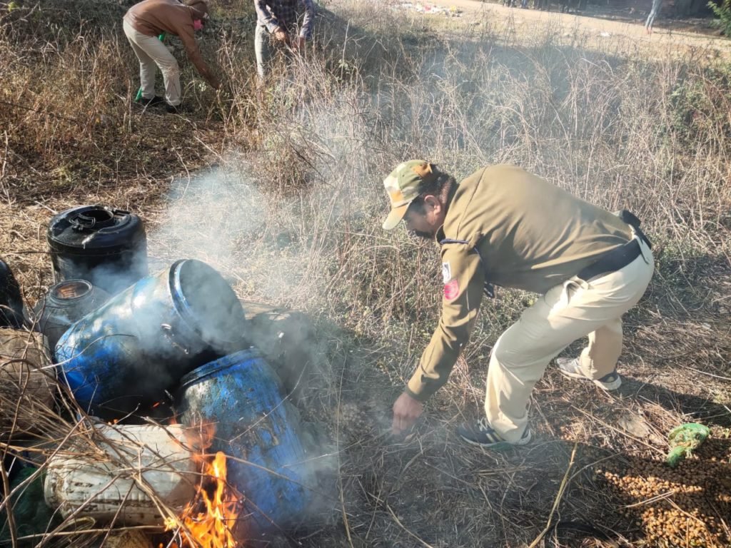 रतलाम : पुलिस की बड़ी कार्रवाई, डेढ़ लाख की अवैध शराब की नष्ट