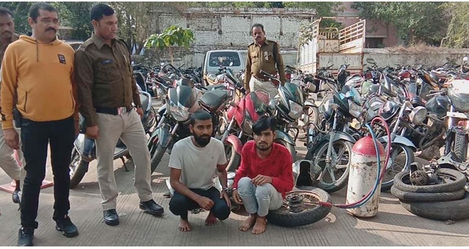 देवास : मोटरसाइकिल चोरी के तीन आरोपी पुलिस की गिरफ्त में गैस कटर से काटकर स्क्रैप में बेचते थे सामान।