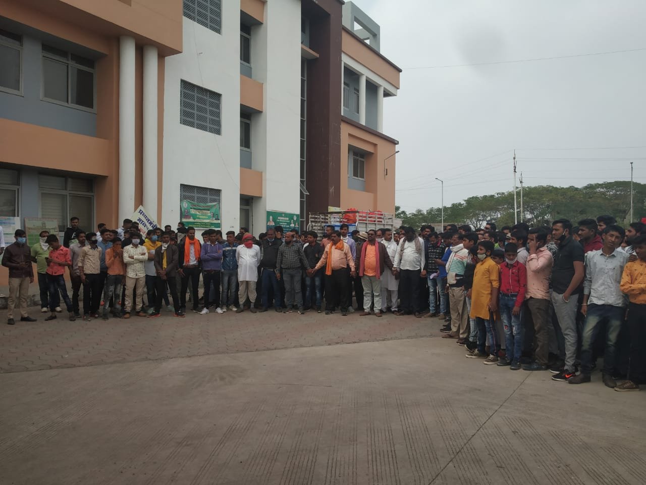 रतलाम : प्रशासन से नाराज़ गुर्जर समाज उतरा सड़को पर, कलेक्टर परिसर का किया घेराव