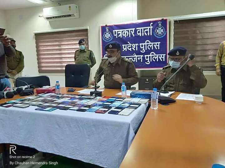 उज्जैन : पुलिस ने गुम हुए ₹8,84,585 कीमत के 49 मोबाइल सर्च कर मोबाइल धारकों के सुपुर्द किए
