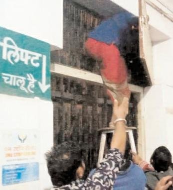उज्जैन : सिविल हॉस्पिटल की लिफ्ट में महिला फसी, टेक्नीशियन की मदद से बाहर निकाला