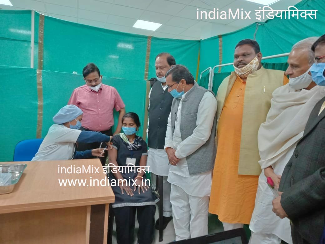 रतलाम : प्रदेश में कोरोना टीकाकरण की शुरुआत, रतलाम में सुमित्रा से हुआ श्री गणेश