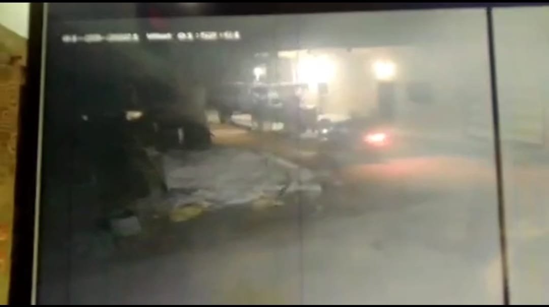 उज्जैन : पेट्रोल पंप से कार चुराकर भाग रहे कंजरो ने पुलिस पर किया  पथराव