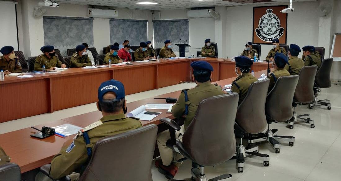 रतलाम : पुलिस मुख्यालय पर हुई समीक्षा बैठक, जिले के पुलिस अधिकारी रहे मौजूद
