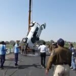 उज्जैन : बड़ा हादसा : नदी में जा गिरी कार, उज्जैन-बड़नगर रोड़ पर हुई घटना, देखे वीडियो