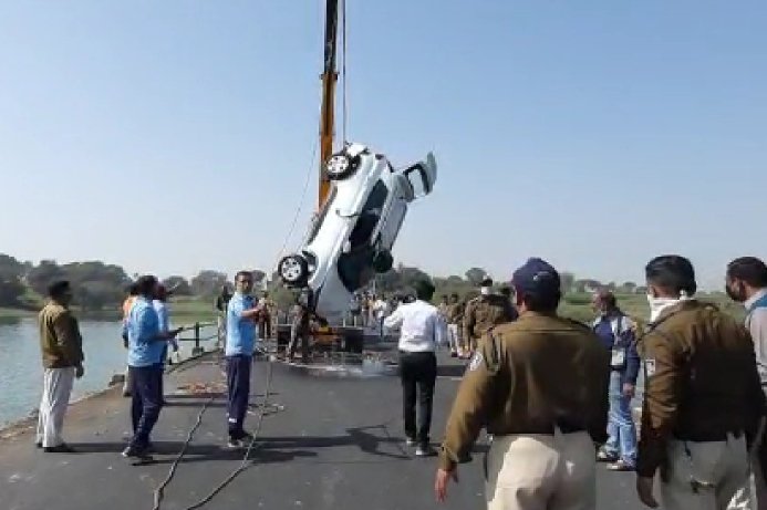 उज्जैन : बड़ा हादसा : नदी में जा गिरी कार, उज्जैन-बड़नगर रोड़ पर हुई घटना, देखे वीडियो