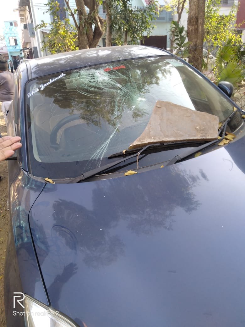 रतलाम : अज्ञात बदमाशो ने बाहर खड़ी गाड़ियों के काँच फोड़े, रात 12 बजे की घटना