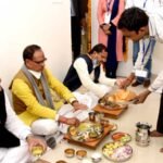 रतलाम : CM चौहान डोसी में PMAY ( शहरी ) के लाभार्थियों के साथ भोजन किया