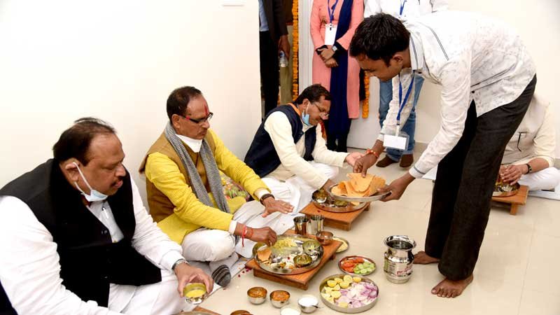 रतलाम : CM चौहान डोसी में PMAY ( शहरी ) के लाभार्थियों के साथ भोजन किया