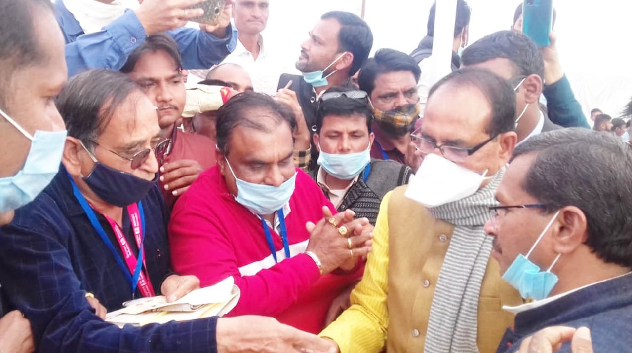 रतलाम : मध्यप्रदेश श्रमजीवी पत्रकार संघ ने सौंपा मुख्यमंत्री को ज्ञापन