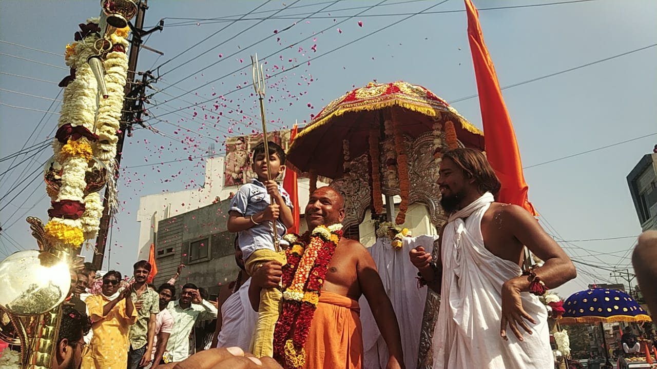 रतलाम : धन्य हुई धरा, श्री नर्मदानन्द जी के आगमन पर लगे जय गुरुदेव के उदघोष