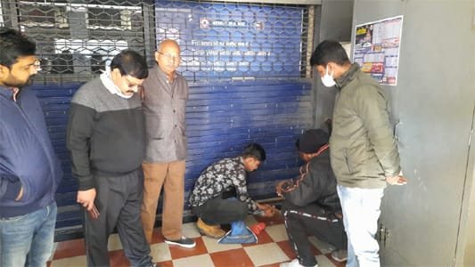 उज्जैन : लोन देने से मना किया तो HDFC बैंक सील