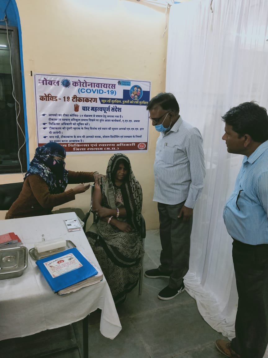 कोरोना टीकाकरण : नगर परिषद सैलाना की सफाईकर्मी को लगी कोरोना वैक्सीन