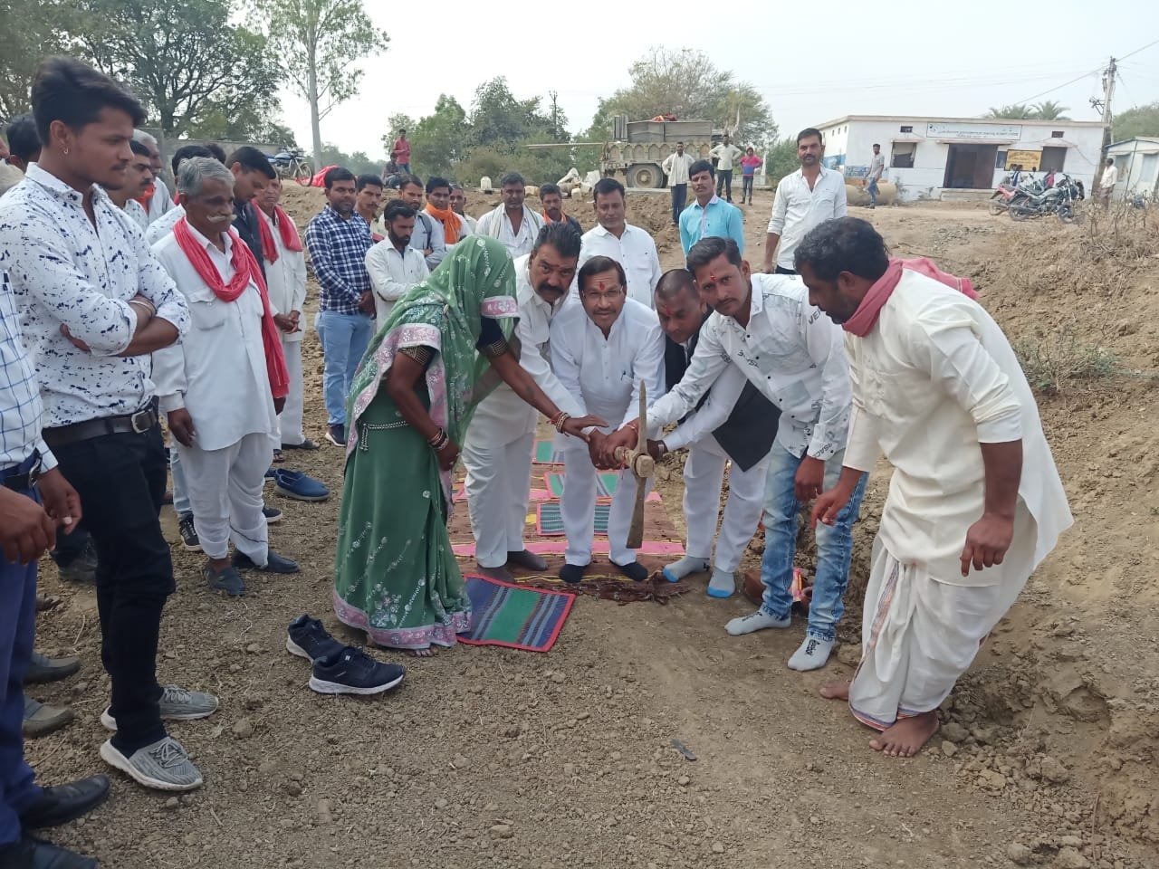 रतलाम : ग्राम इटावामाताजी में विधायक रतलाम ग्रामीण द्वारा विधायक निधि से स्वीकृत कार्य का भूमि पूजन किया