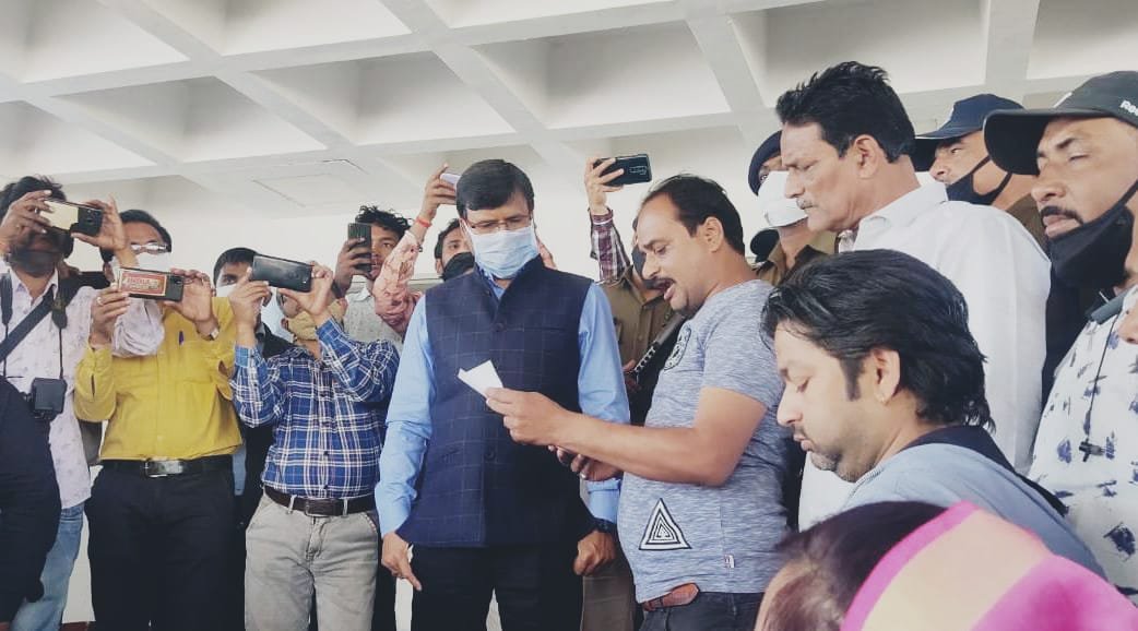 रतलाम : लव जिहाद के बढ़ते मामलों में पुलिस प्रशासन पर उठाये सवाल, दिया ज्ञापन