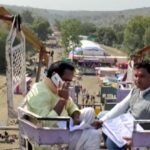 अशोक नगर : डिजिटल इंडिया में मंत्री जी को नहीं मिला नेटवर्क, बैठे 50 फ़ीट ऊपर झूले पर
