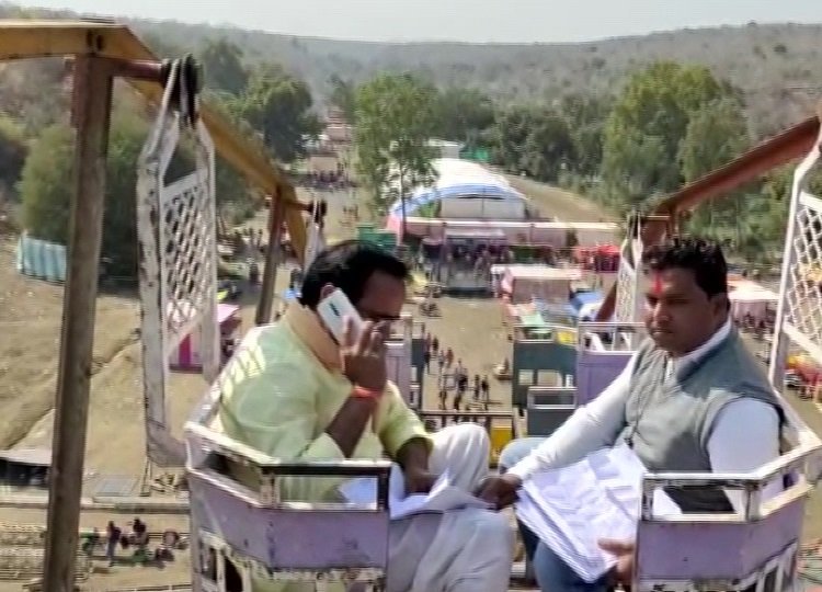 अशोक नगर : डिजिटल इंडिया में मंत्री जी को नहीं मिला नेटवर्क, बैठे 50 फ़ीट ऊपर झूले पर