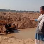 बाँदा (उप्र) : बिक गए सरकार के पहरेदार, साहब ने बेच दिया अपना ईमान , खपटिहाकला खदान सं. 100/1 में पोकलैंड से अवैध खनन