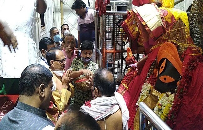 पश्चिम बंगाल पंहुचें मामा शिवराज, कालीमाता की पूजा की, कहा दीदी की बिदाई तय
