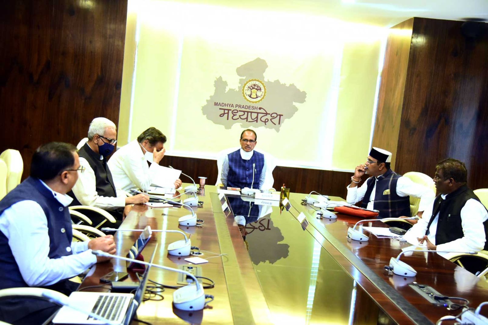 CM शिवराज : थोड़ी सी लापरवाही से बढ़ सकता है कोरोना का खतरा, मुख्यमंत्री ने कोरोना नियंत्रण पर ली हाईलेवल बैठक