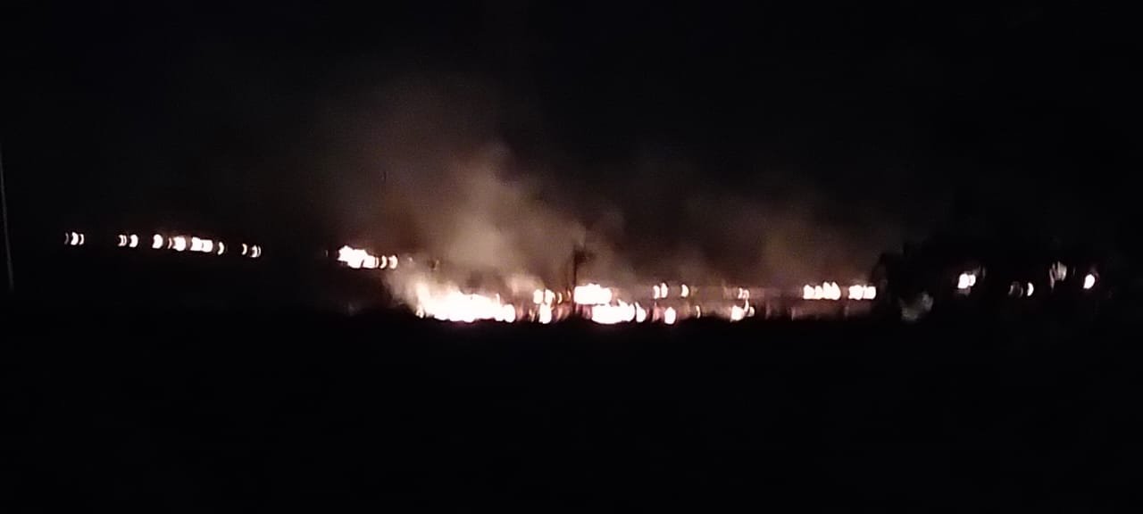 रतलाम : पराली जलाने को एक्टिव हुए किसान, इप्का के पास खेत में जलती मिली पराली