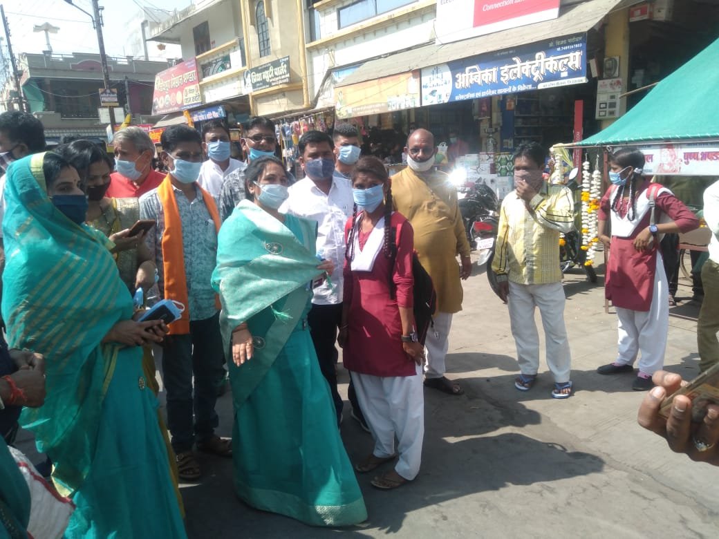 रतलाम : सैलाना भाजपा द्वारा मेरा मास्क मेरी सुरक्षा अभियान श्रीमती संगीता चारेल द्वारा चलाया गया