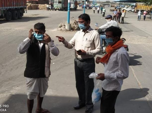 रतलाम : मंडी सचिव श्री गोयल ने की किसानों के बीच कोरोना रोकथाम की शुरुआत