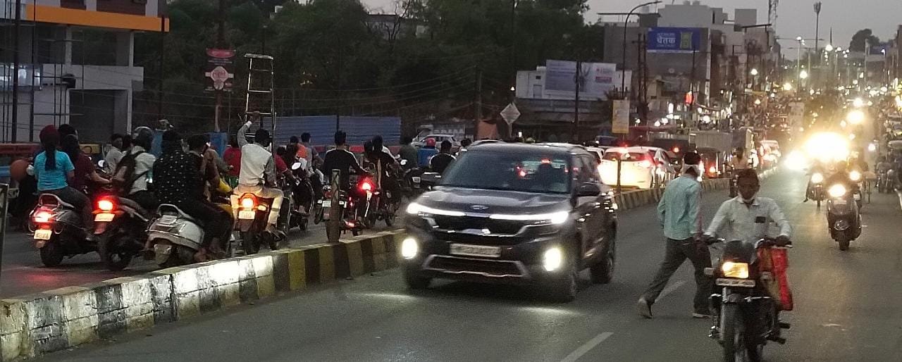 रतलाम : लॉकडाउन व होली का असर, शाम होते ही बाजार भरा भीड़ से