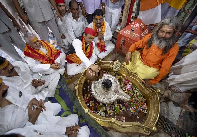 उत्तरप्रदेश : अखिलेश साफ्ट हिन्दुत्व के सहारे करेंगे यूपी में वापसी