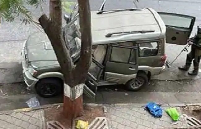 मुकेश अम्बानी के घर के बाहर मिली कार के मालिक की लाश मिली