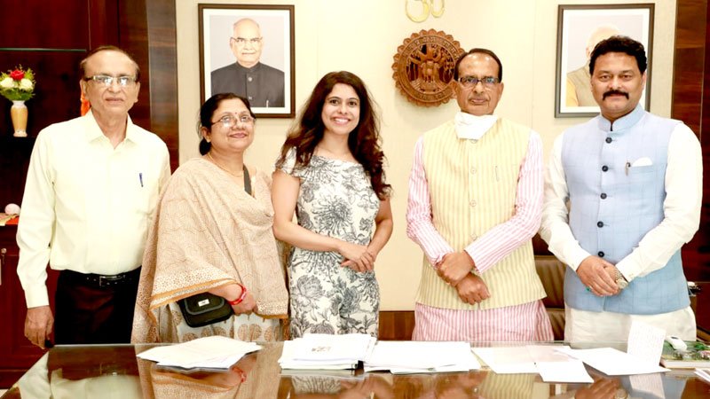 हॉलीवुड की फिल्ममेकर श्वेता राय ने की CM चौहान से मुलाकात