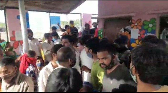 रतलाम : सब्जी व फल विक्रेताओ के पंजीयन में शुरू दिन हुई फ़ज़ीयत, भीड़ के बीच बटे पंजीयन